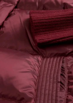 Daunenjacke mit recycelten Daunen​ und Strickärmeln