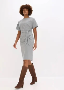 Etuikleid mit Flügelärmeln