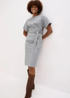 Etuikleid mit Flügelärmeln