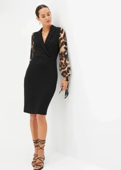 Etuikleid mit tiefem Ausschnitt