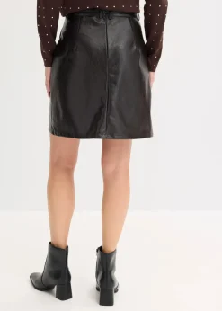 Faltenrock aus Lacklederimitat