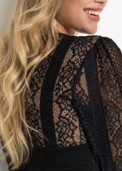 Figurbetontes Midikleid mit Spitze