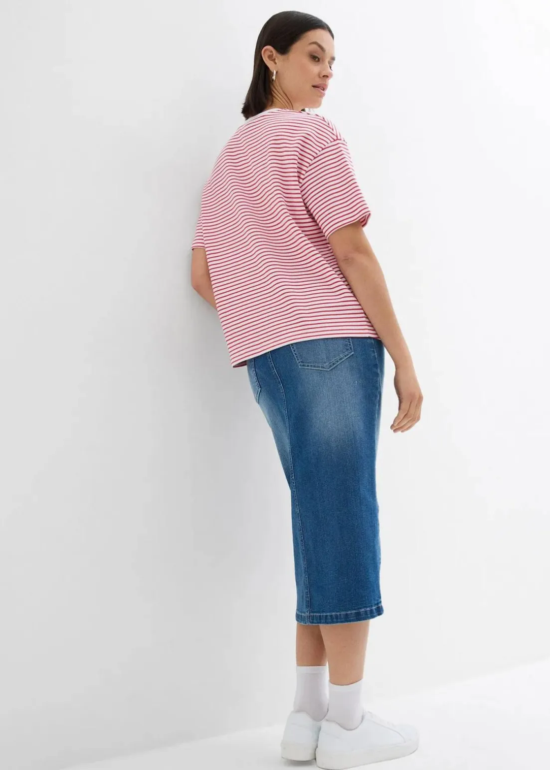 Gestreiftes T-Shirt mit Stickerei