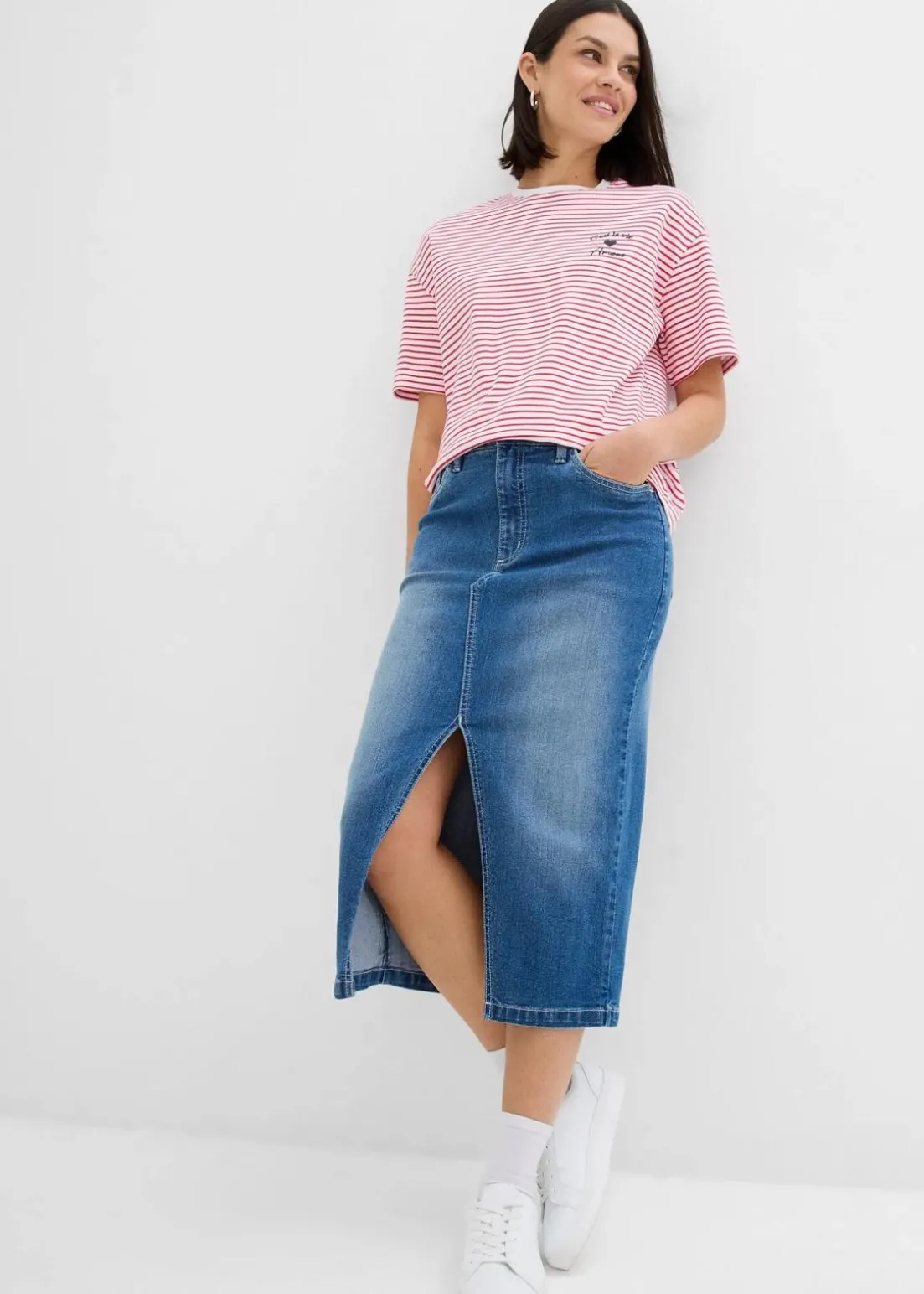 Gestreiftes T-Shirt mit Stickerei