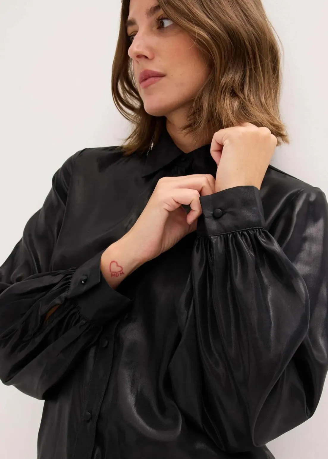 Hemdbluse aus glänzendem Satin