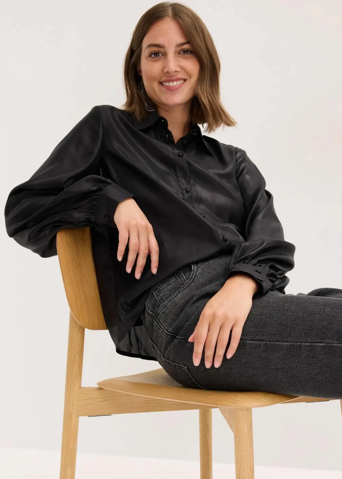 Hemdbluse aus glänzendem Satin