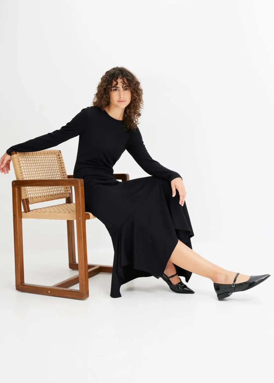 Jerseykleid mit asymmetrischem Saum