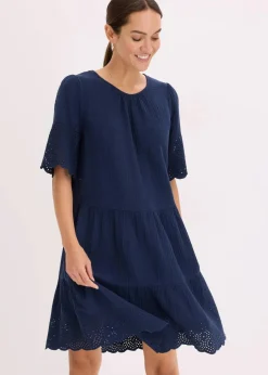 Kleid aus Musselin mit Lochstickerei