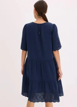 Kleid aus Musselin mit Lochstickerei