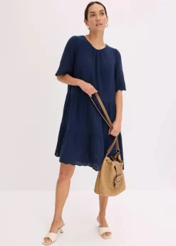 Kleid aus Musselin mit Lochstickerei