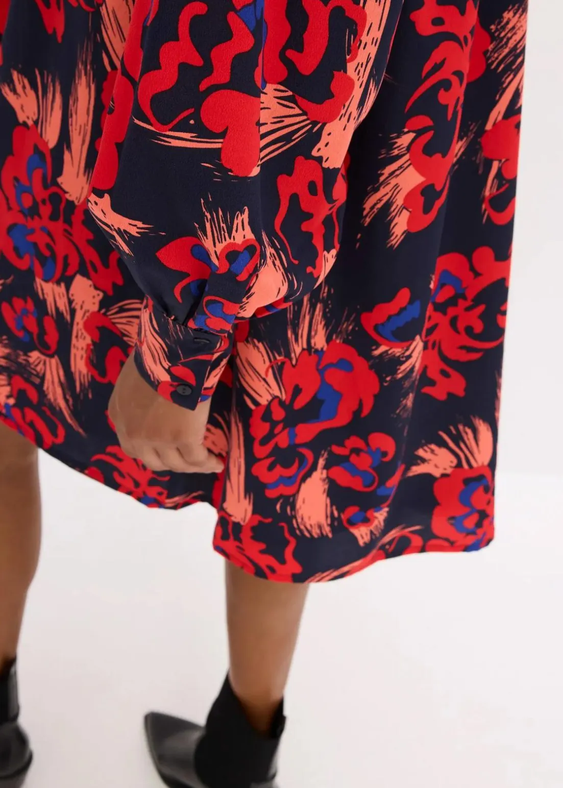 Kleid mit Schluppenkragen