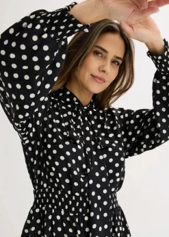 Kleid mit Schluppenkragen aus fließendem Satin