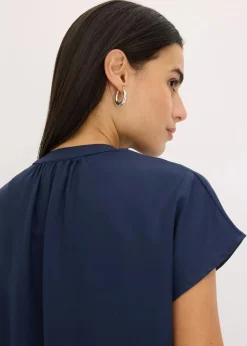 Kurzarmbluse mit verdeckter Knopfleiste