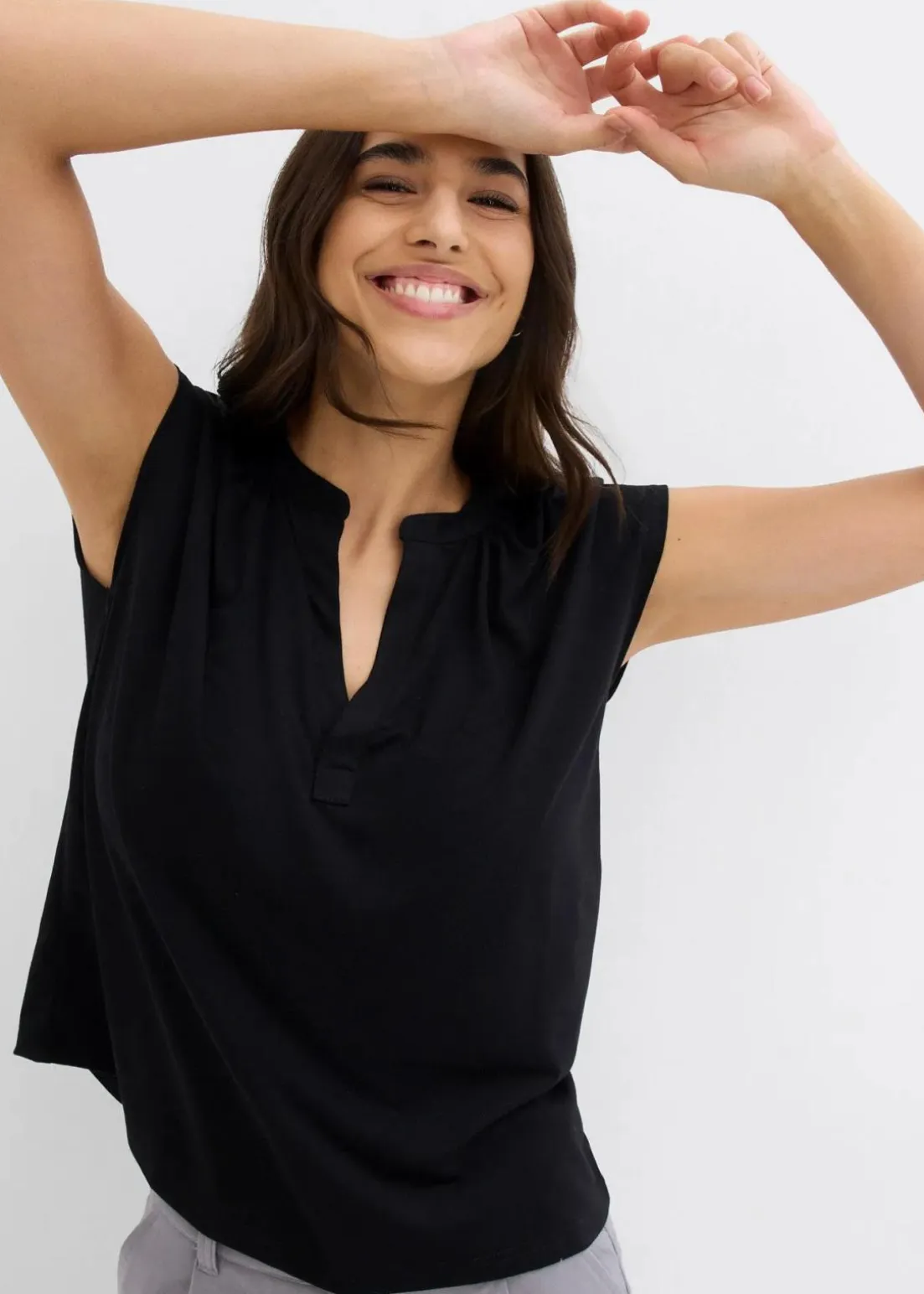 Kurzarmshirt mit Henley-Ausschnitt aus Viskosemix