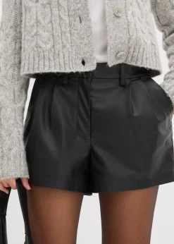 Kurze Lederimitat-Shorts