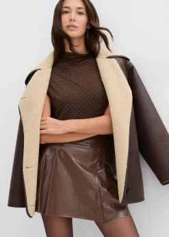 Kurzer Lederimitat-Rock mit Kellerfalten