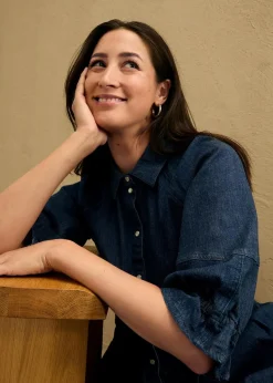 Kurzes Jeanskleid in A-Linie mit 3/4-Puffärmeln