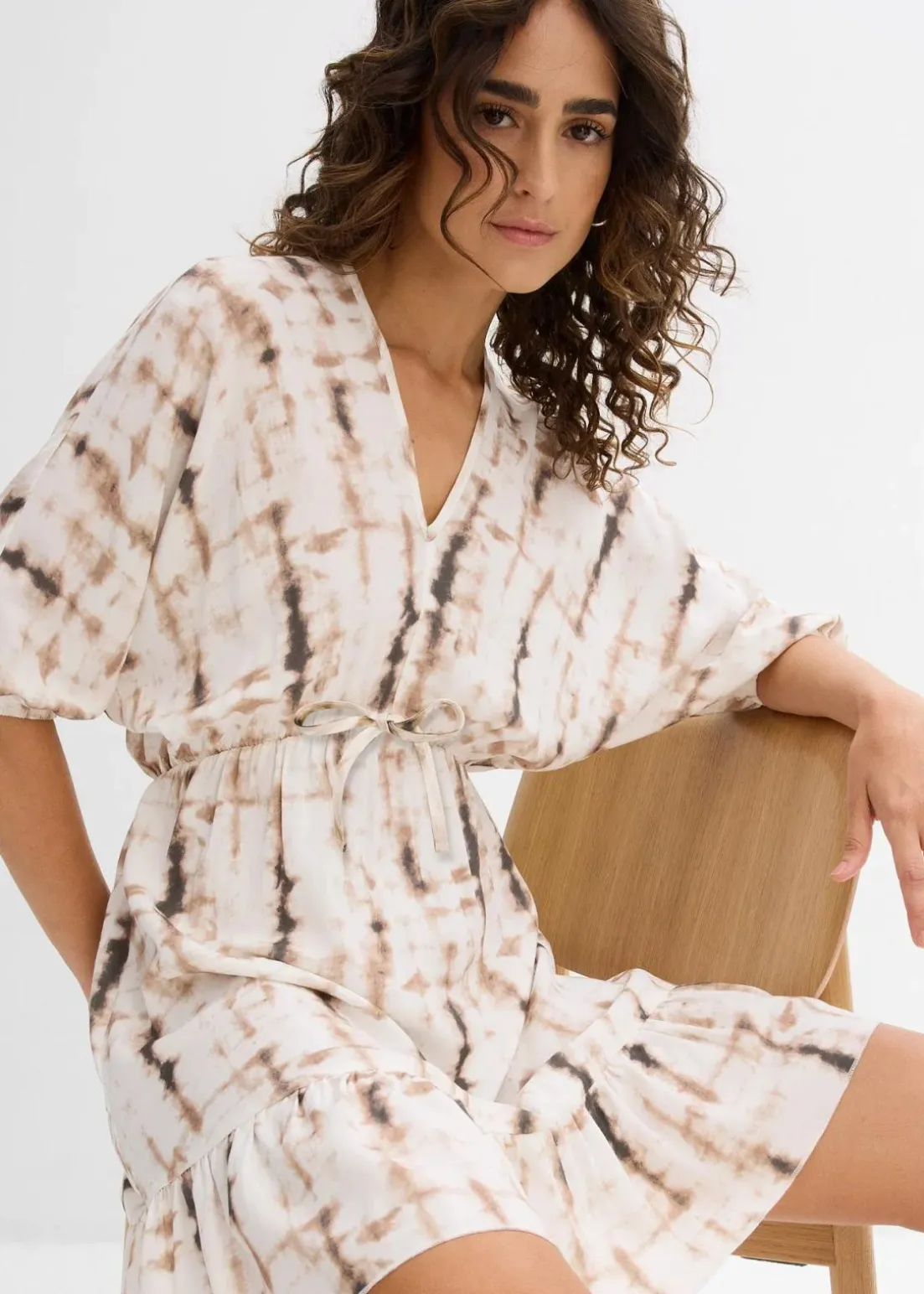 Kurzes Kleid aus fließender Viskose