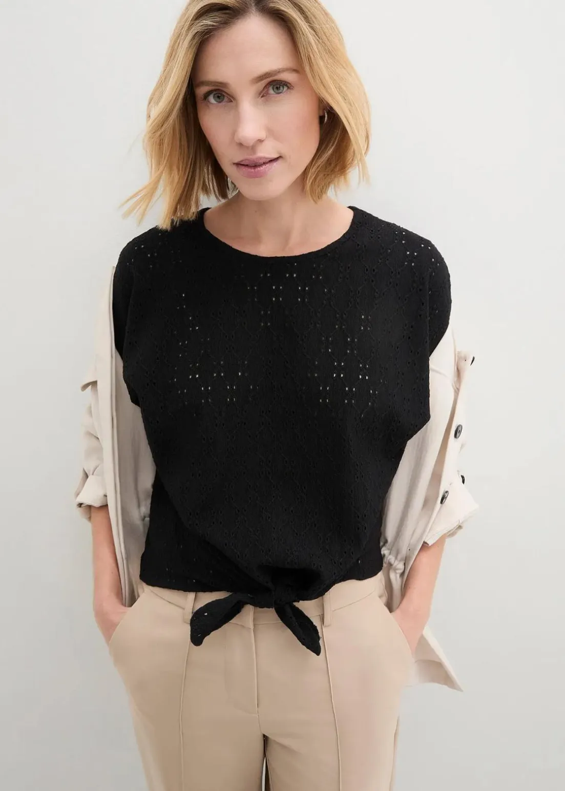 Kurzshirt mit Lochstickerei