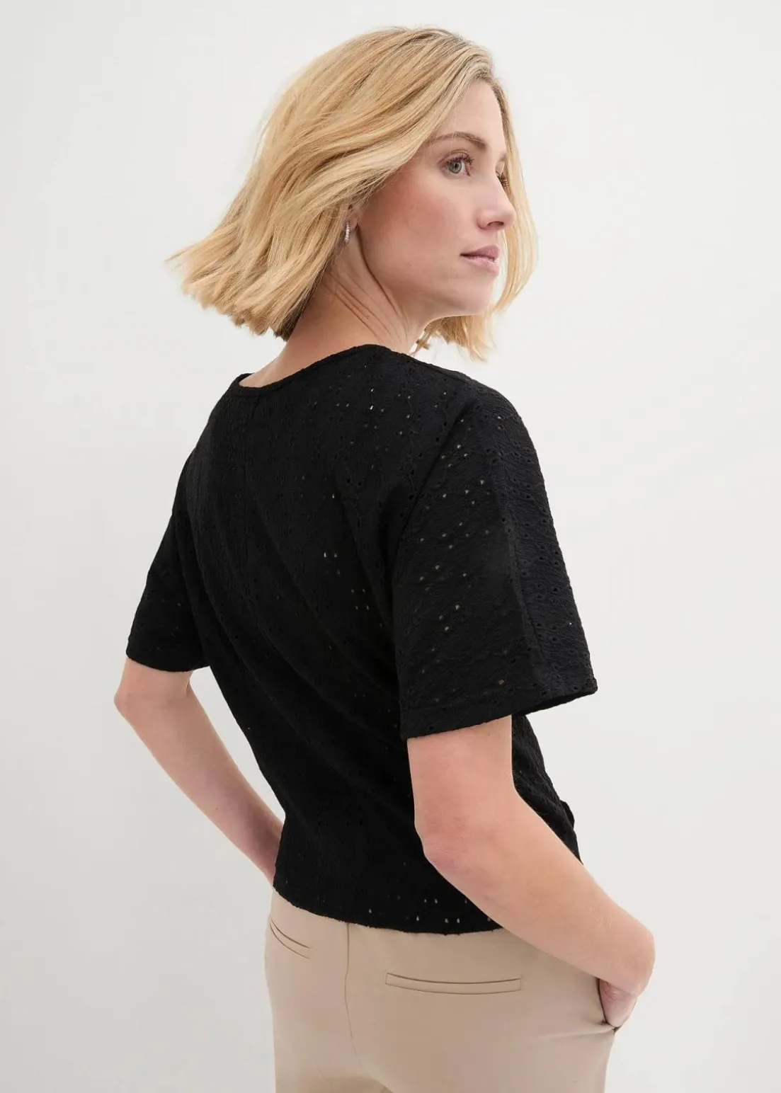 Kurzshirt mit Lochstickerei