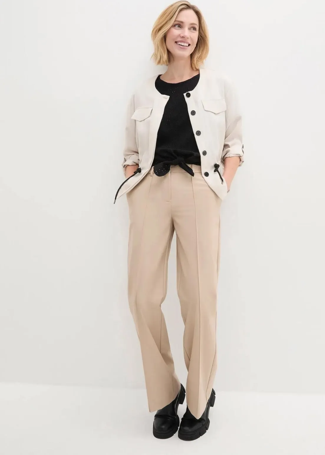 Kurzshirt mit Lochstickerei