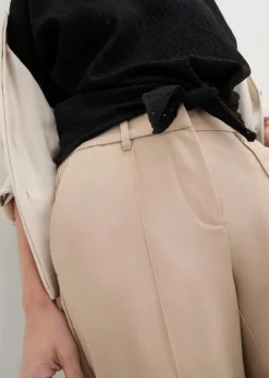 Kurzshirt mit Lochstickerei