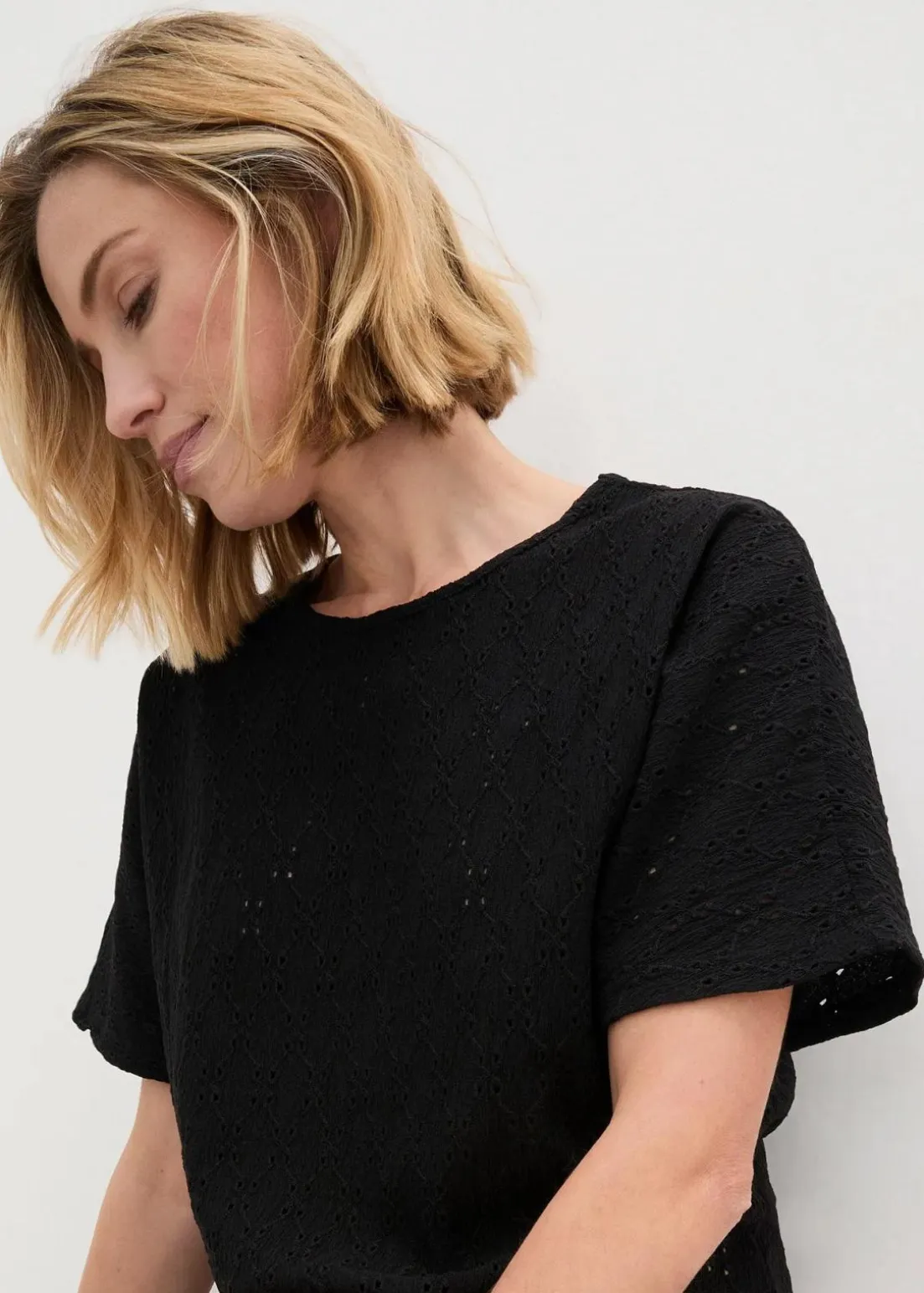 Kurzshirt mit Lochstickerei