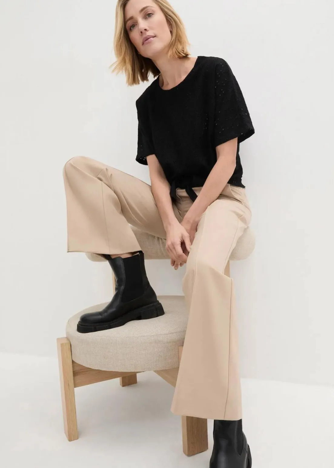 Kurzshirt mit Lochstickerei