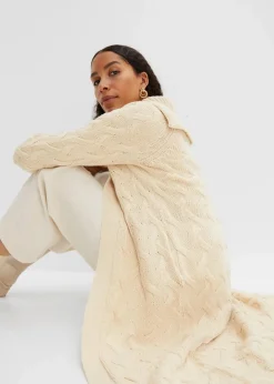 Langer Strickmantel aus Zopfstrick