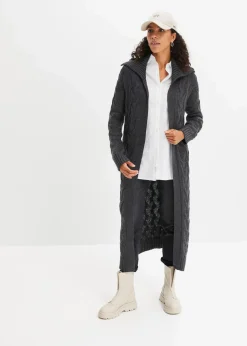 Langer Strickmantel aus Zopfstrick