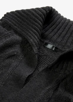 Langer Strickmantel aus Zopfstrick