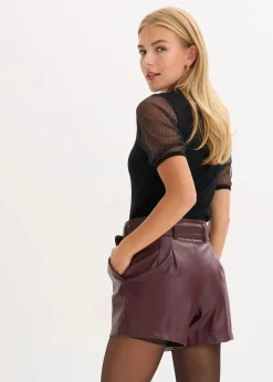 Lederimitat-Shorts mit Gürtel