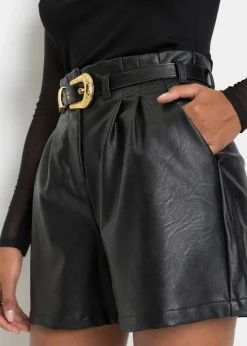 Lederimitat-Shorts mit Gürtel