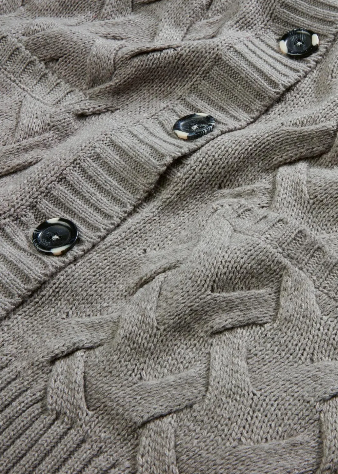 Longstrickjacke mit Schalkragen und Zopfmuster