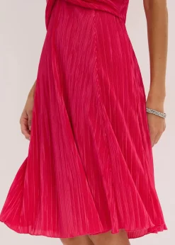 Minikleid aus glänzendem Material mit Plissee