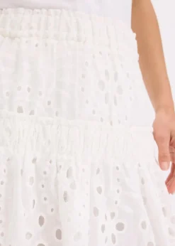 Minirock mit Lochstickerei