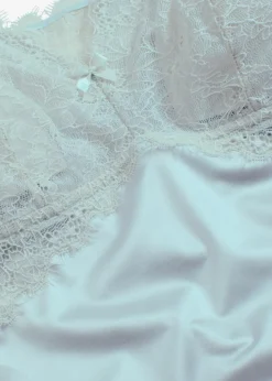 Negligé mit glänzendem Material