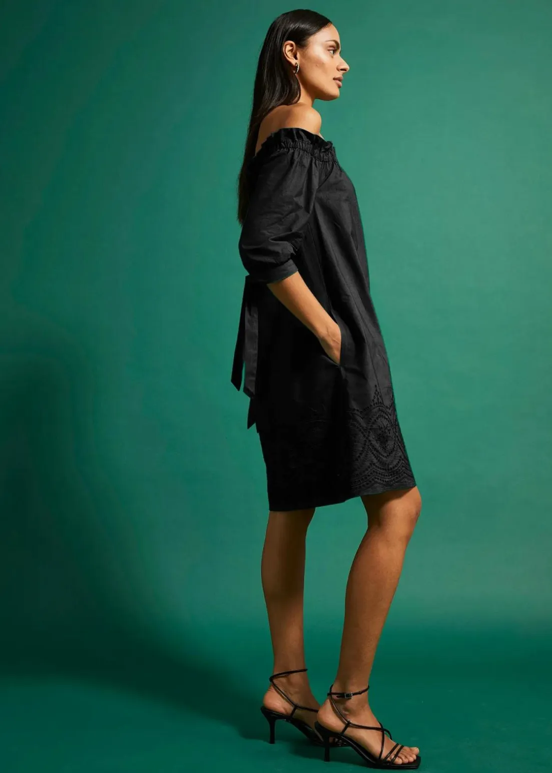 Off-Shoulder-Kleid aus reiner Baumwolle mit Lochstickerei