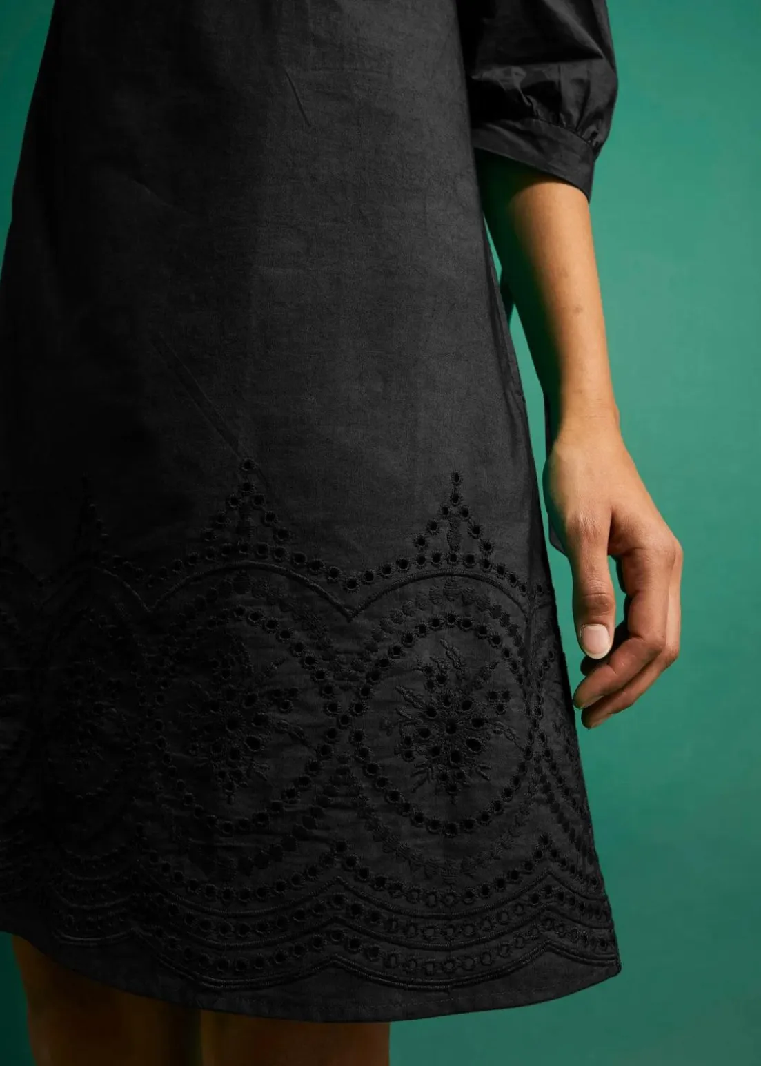 Off-Shoulder-Kleid aus reiner Baumwolle mit Lochstickerei