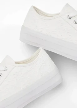Plateau-Sneaker mit Lochstickerei