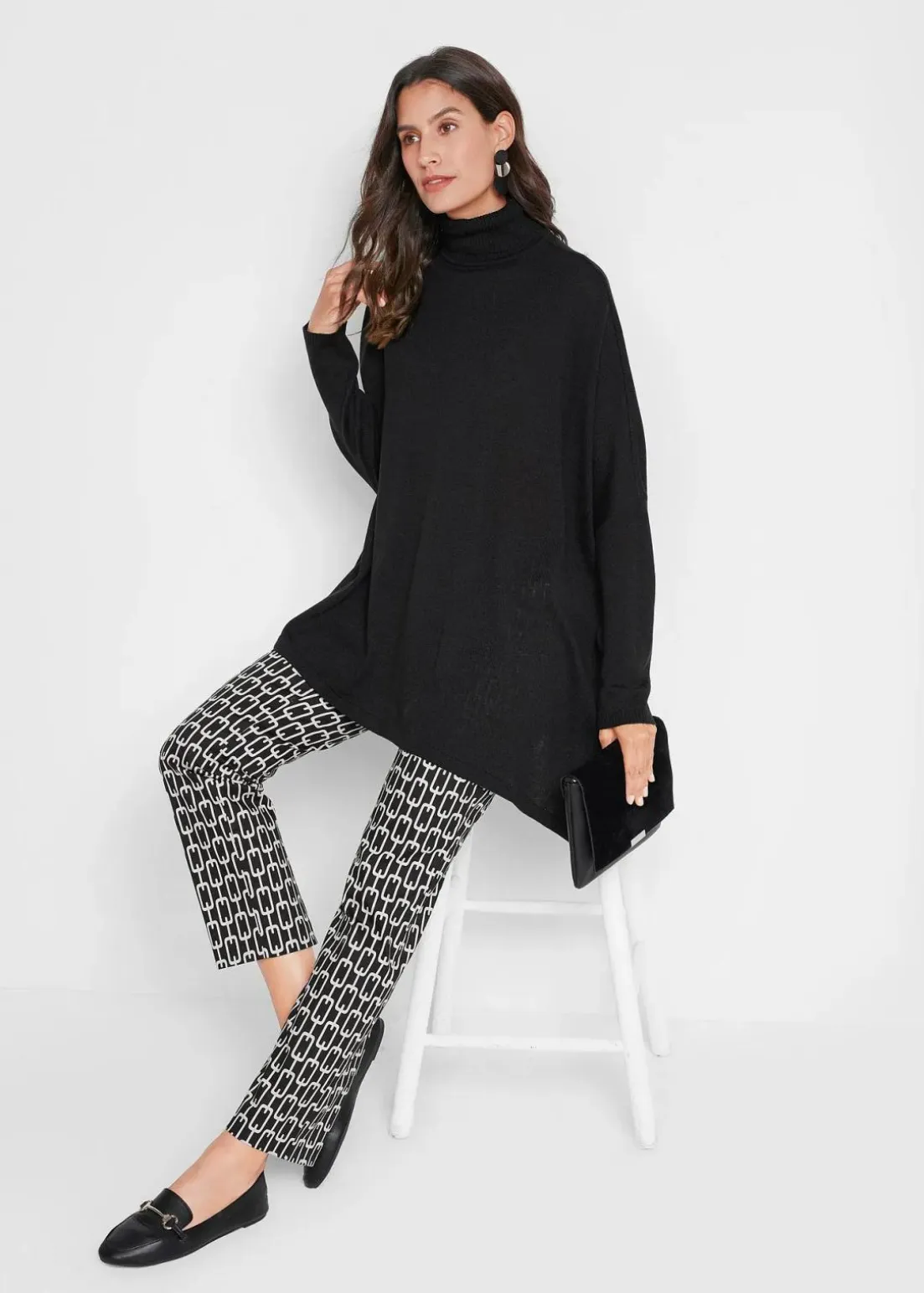 Poncho-Rollkragenpullover mit asymmetrischem Schnitt