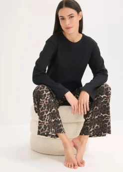 Pyjama mit Rippshirt und weiter Hose