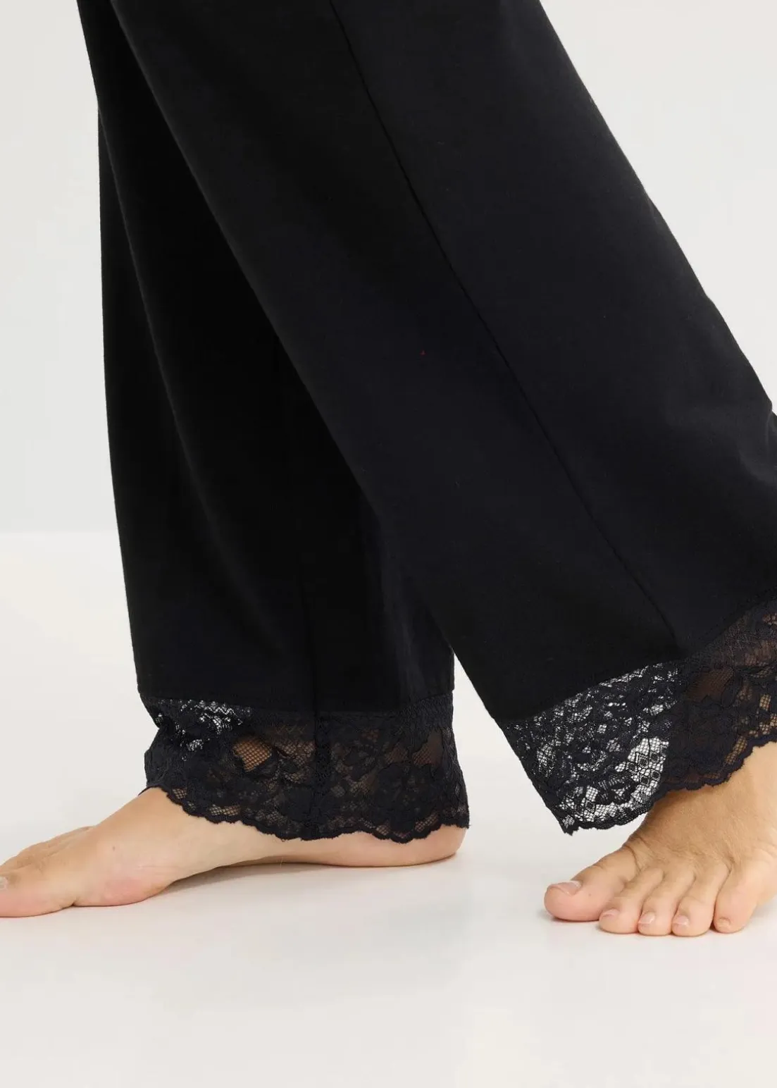 Pyjama mit Spitzenbesatz