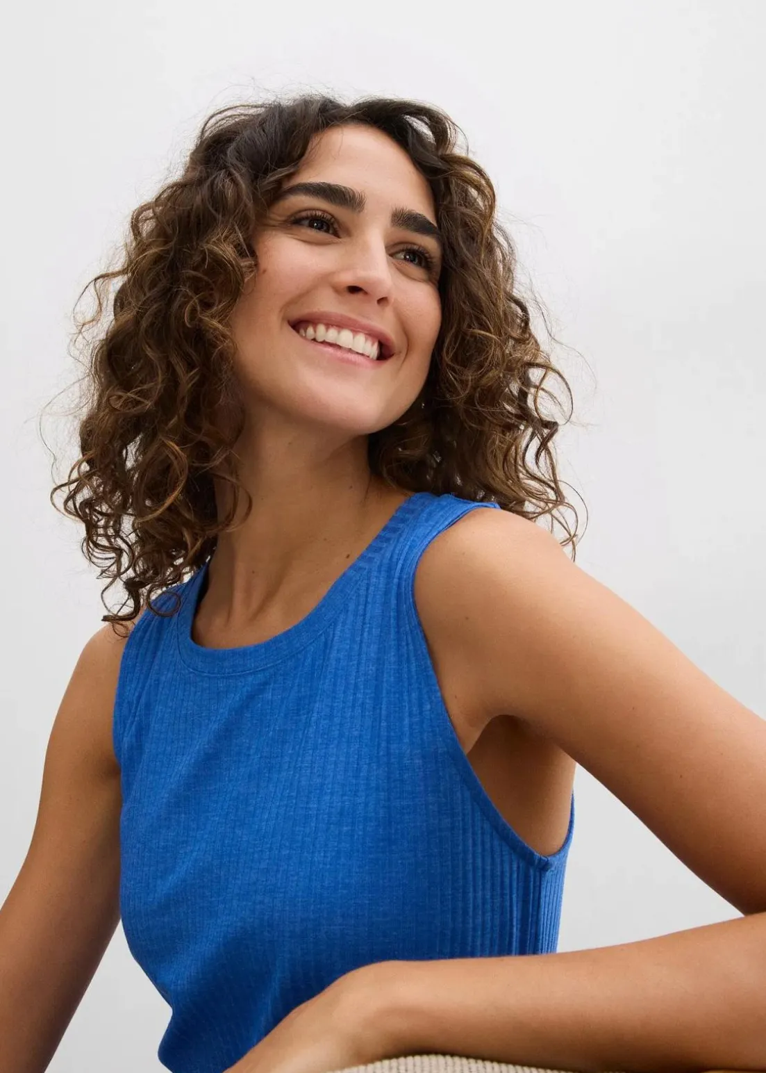 Rippkleid mit seitlichen Schlitzen aus Viskose-Mix