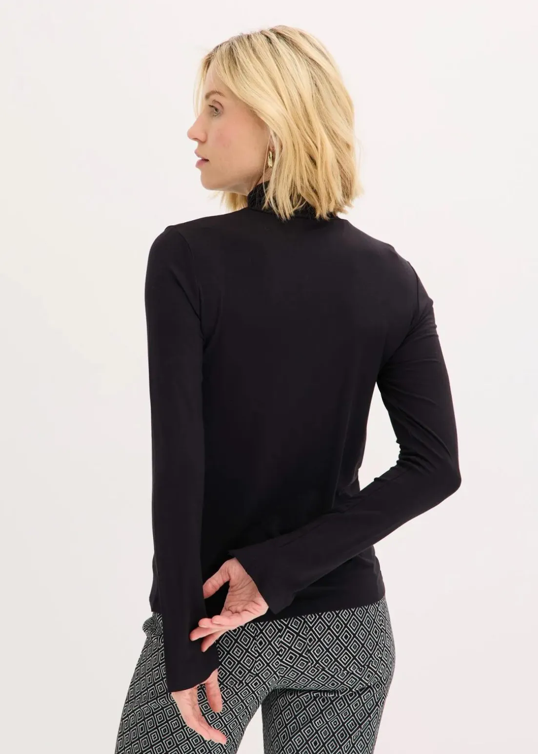 Rollkragenshirt mit dekorativen Knöpfen