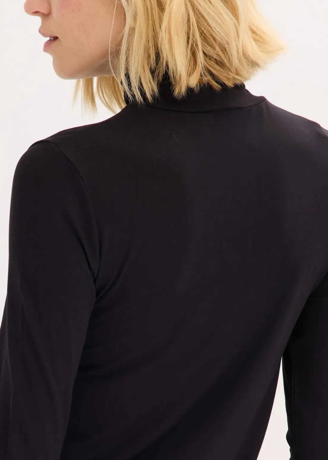 Rollkragenshirt mit dekorativen Knöpfen