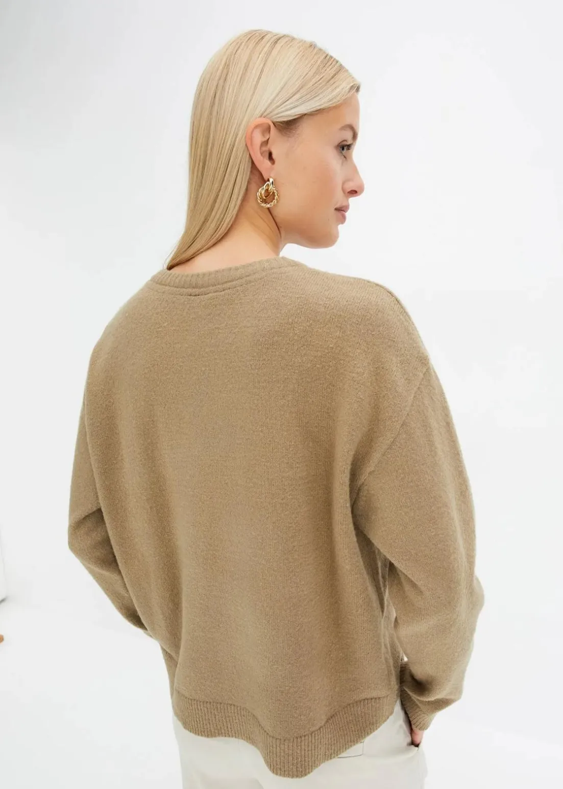 Rundhalspullover mit überschnittener Schulter