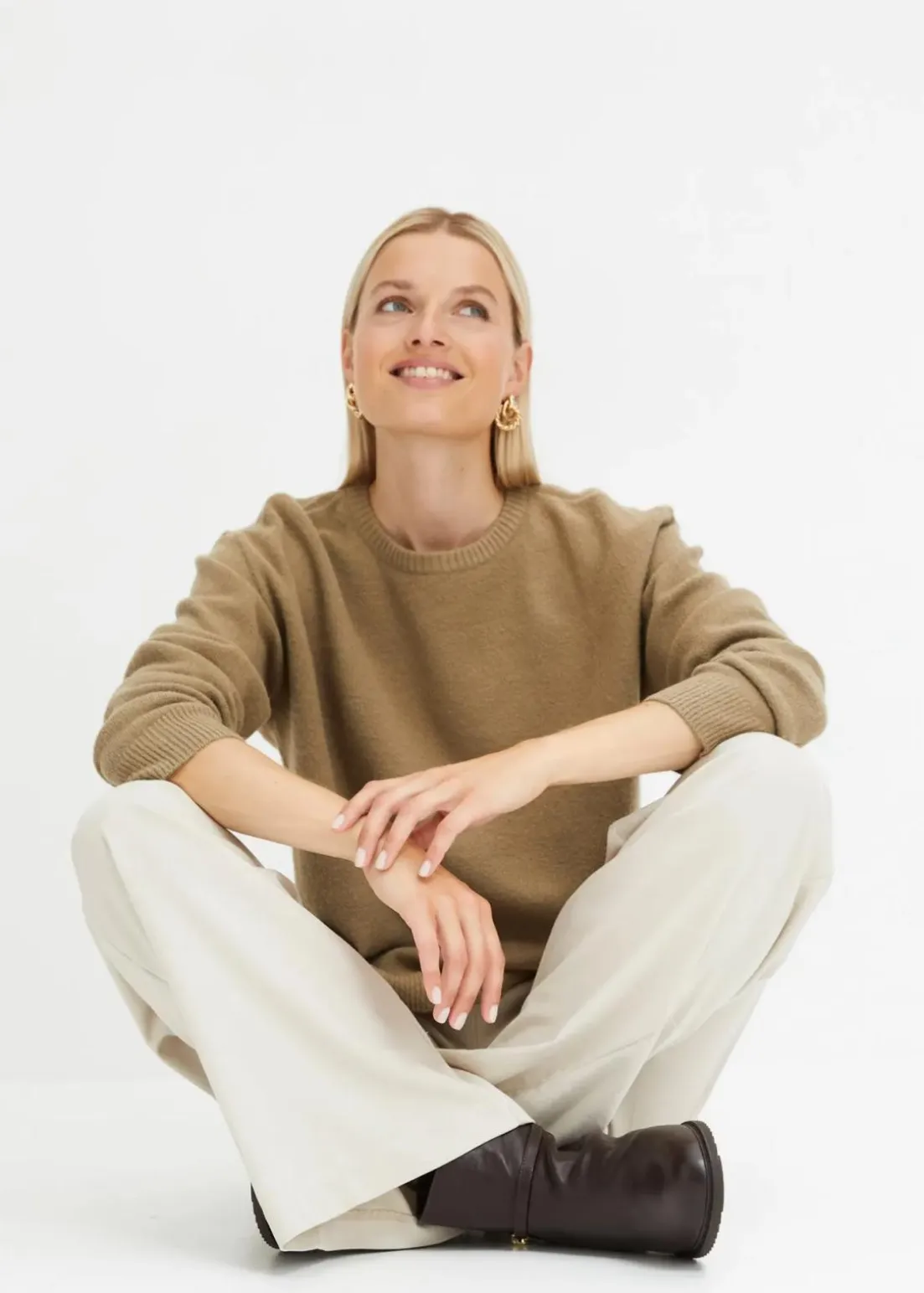 Rundhalspullover mit überschnittener Schulter