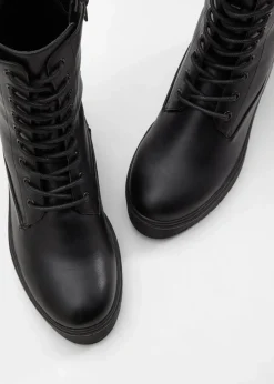 Schnürboots mit Plateau-Sohle