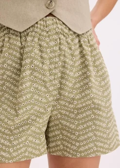 Shorts mit Lochstickerei